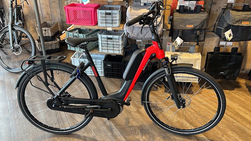 Een zwart-rode Sparta e-bike met middenmotor in de showroom.